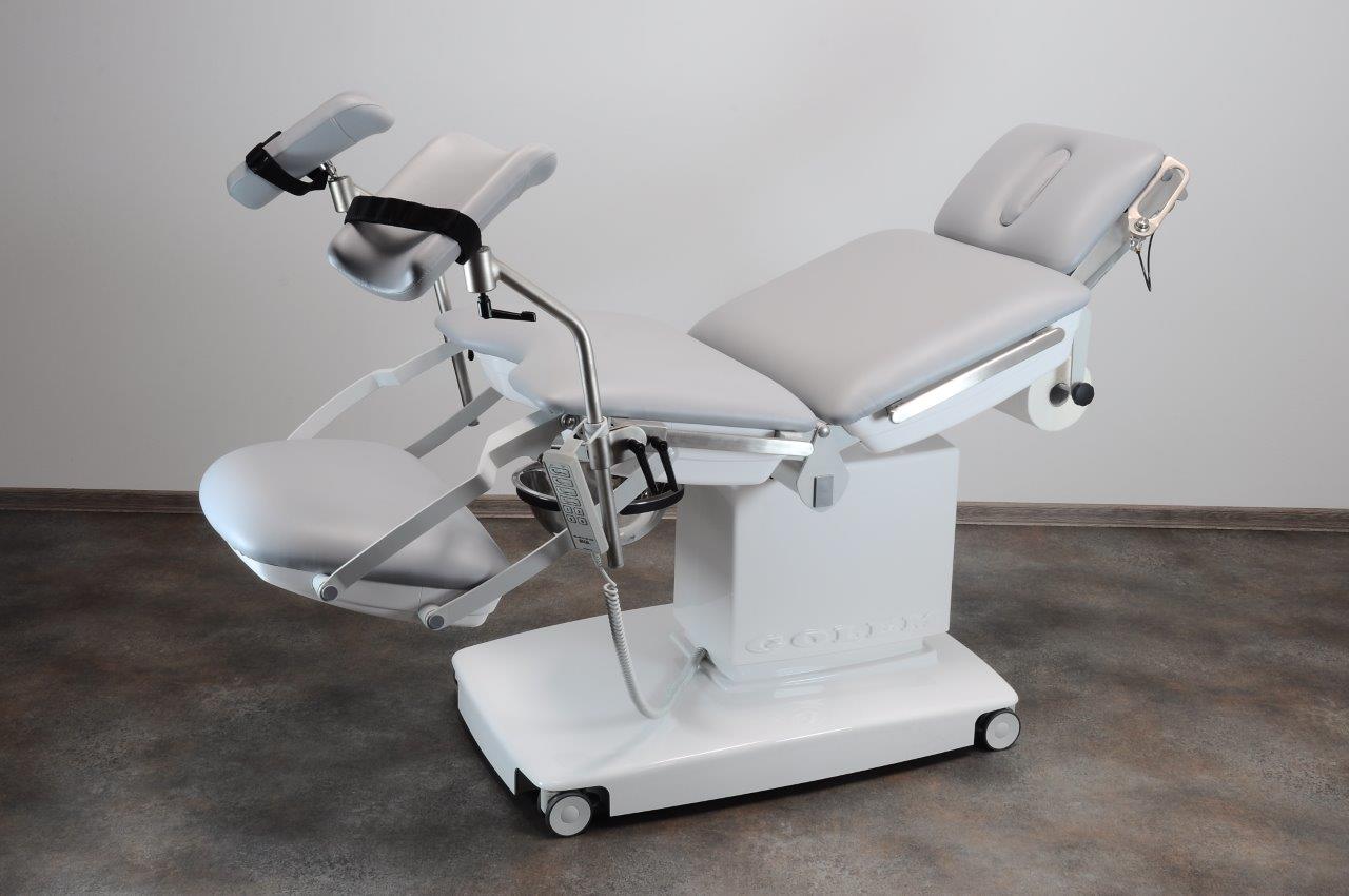 Один кабинет – два специалиста. Универсальные чешские медицинские кресла и операционные столы как решение сложной задачи для клиники