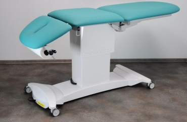 Оглядові столи і столи для перев'язочних. Моделі з робочими поверхнями з трьох сегментів