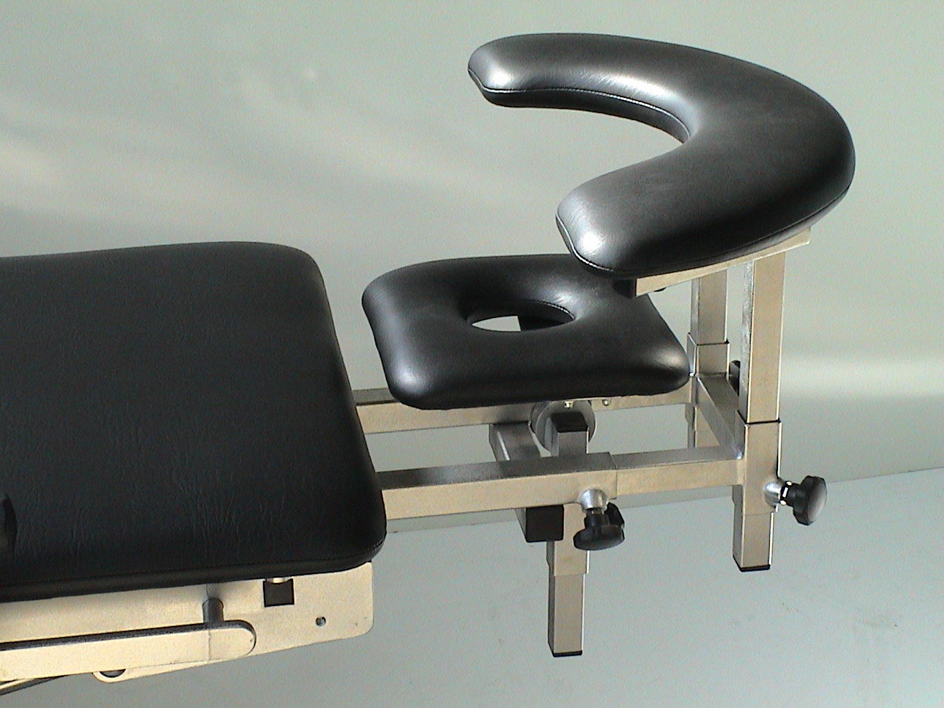 Операционный стол и стул хирурга для офтальмолога от GOLEM