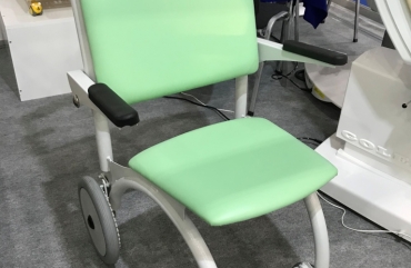 Чи повинна сидяча каталка в лікарні бути інвалідною?